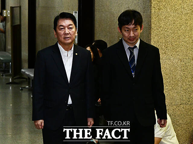 당대표-중진의원 회의 참석하는 안철수 국민의힘 의원(왼쪽).