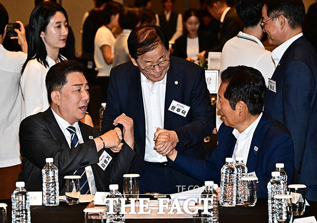 윤후덕 의원(가운데)과 인사하는 정청래 대표와 김병기 원내대표(왼쪽).