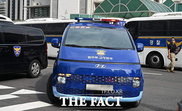 자본시장법 위반 등 혐의로 구속 수감된 윤석열 전 대통령 부인 김건희 씨가 28일 오전 서울 종로구 KT광화문빌딩 웨스트에 마련된 민중기 특검 사무실에 호송차를 타고 출석하고 있다. /박헌우 기자