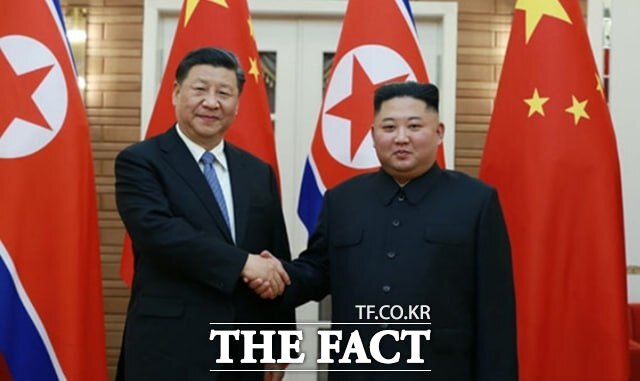 김정은 북한 국무위원장이 시진핑 중국 국가주석의 초청으로 내달 3일 개최되는 중국 전승절 80주년 기념 열병식 행사에 참석한다. 사진은 김 위원장과 시 주석이 2019년 6월 북중 정상회담을 갖는 모습. /노동신문·뉴시스