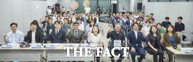 경기도의회 전자영 의원이 좌장을 맡아 28일 열린 시민축구단 정책토론회 뒤 참석자들이 기념 촬영을 하고 있다. /경기도의회