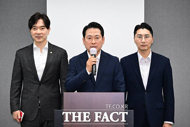 장동혁 국민의힘 대표가 28일 오후 인천 중구 인천국제공항공사 항공교육원에서 정치 현안에 대한 기자회견을 갖고 있다. /영종도=남윤호 기자