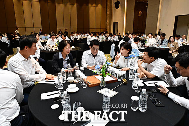 대화하는 추미애 법사위원장과 법사위 소속 의원들.