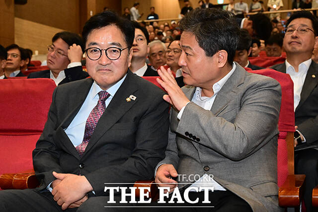 우원식 국회의장(왼쪽)과 김영배 국회 사회혁신포럼 대표의원.