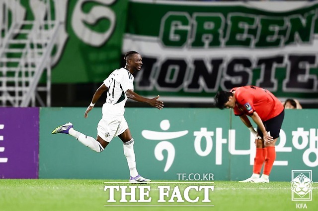 거스 포옛 감독이 이끄는 전북현대가 27일 강원FC와 2025 코리아컵 준결승 2차전에서 후반 추가시간에만 2골을 넣으며 3-2로 역전승, 결승에 진출했다. 사진은 추가시간 역전 결승골을 기록한 전북의 츄마시(왼쪽)./K리그