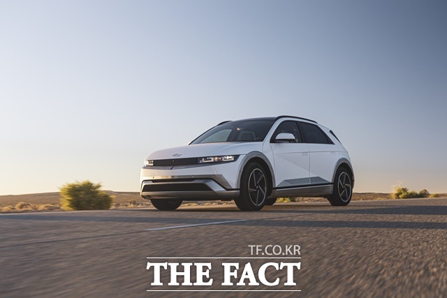 현대차 아이오닉 5가 미국에서 발생한 픽업트럭과의 후방 추돌 사고에서 18개월 쌍둥이를 지켜내 화제다. 현대차 아이오닉 5. /현대차
