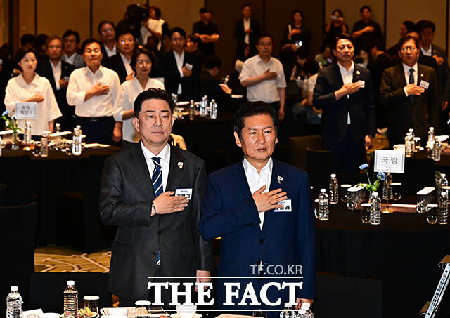 국기에 대한 경례하는 정청래 대표와 김병기 원내대표.