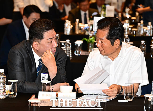 대화하는 정청래 대표와 김병기 원내대표.