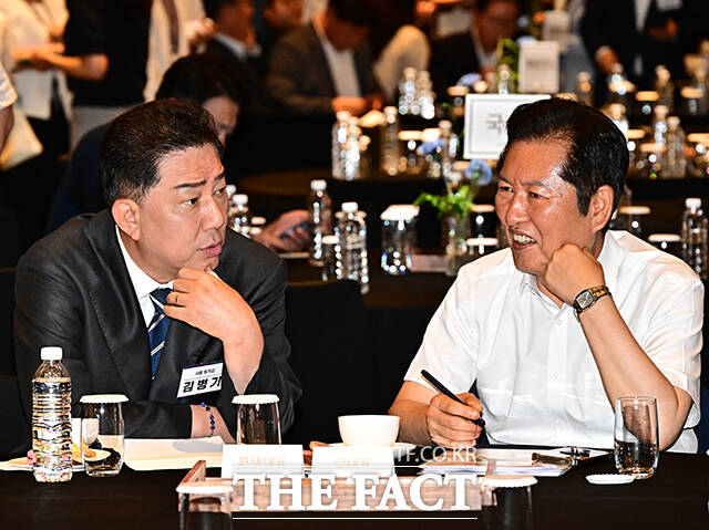 대화하는 정청래 더불어민주당 대표와 김병기 원내대표(왼쪽).