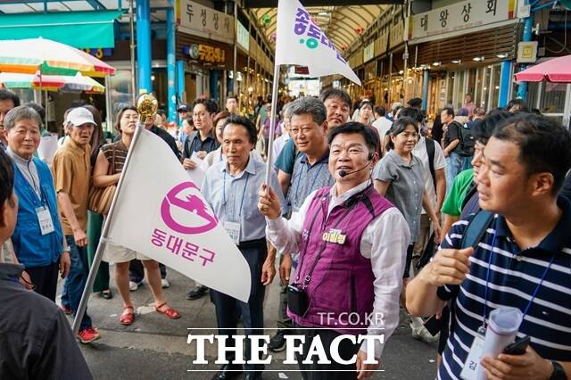 이필형 동대문구청장은 27일 청량리시장을 마켓몰청량이라는 통합 브랜드로 재탄생시켜 글로벌 수준의 전통시장으로 도약하겠다고 밝혔다./동대문구