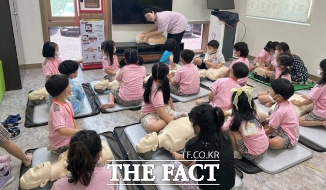 고창군보건소가 관내 어린이집·유치원 21개소 원생 300여 명을 대상으로 늘푸른 어린이 건강체험터를 운영하고 있다. /고창군