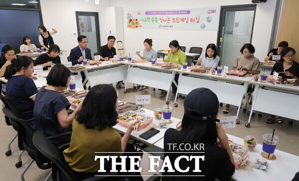 박희조 동구청장이 ‘띵동! 아이든든 도시락 배달지원 사업’ 성과보고 간담회에서 학부모들과 의견을 나누고 있다./대전 동구