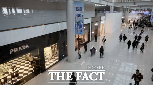 신라·신세계면세점과 인천국제공항공사의 임대료 조정이 결렬됐다. 사진은 인천공항 면세점 전경. /뉴시스