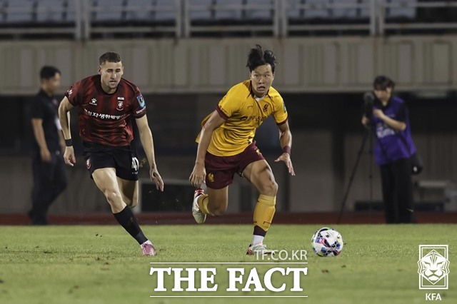 시민구단 광주FC가 사상 처음으로 코리아컵 결승 무대에 올라 대회 최다 우승을 노리는 전북현대와 대망의 우승컵을 다투게 됐다.사진은 부천과 준결승전에서 득점을 기록한 광주 조성권(오른쪽)./KFA