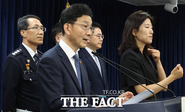 윤창렬 국무조정실장이 28일 오전 서울 종로구 정부서울청사에서 보이스피싱 근절 종합대책 합동브리핑을 하고 있다. /뉴시스