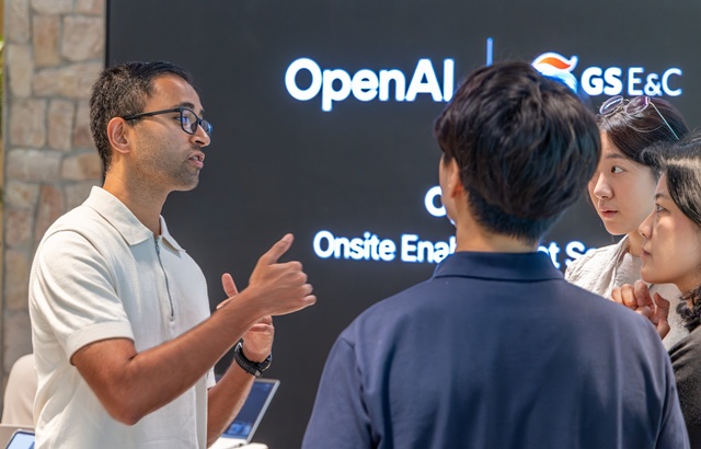 건설업계의 AI 활용이 점차 확대되고 있다. 사진은 지난 21일 서울 종로구 GS건설 본사서 오픈AI 담당자들이 방문해 직원들과 프로그램 관련 질의응답을 진행하고 있는 모습이다. /GS건설
