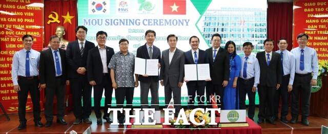 27일 베트남 호치민 농람대에서 연암대-농람대 간 업무협약 체결식이 진행되고 있다. /충남도