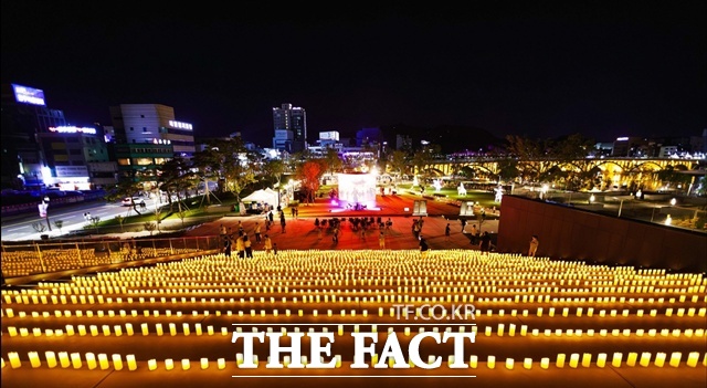 진주시가 야간관광 콘텐츠와 첨단기술을 활용한 문화유산 프로그램을 통해 찾고 싶고 머물고 싶은 도시로 자리매김하고 있다.사진은 2025 대한민국 밤밤페스타 in 진주 모습. /진주시