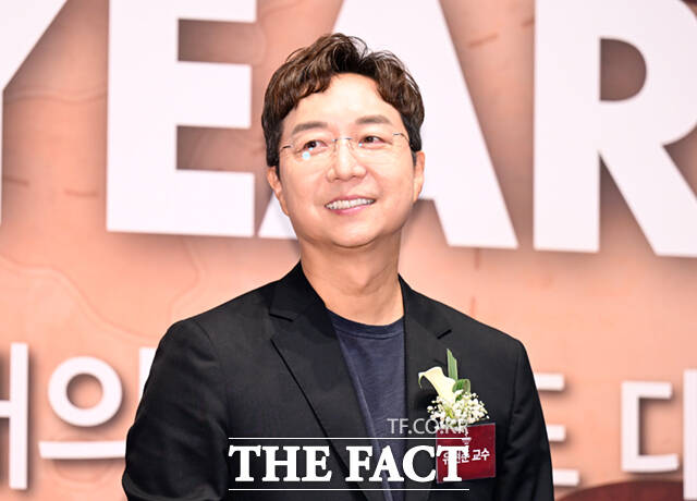 유현준 홍익대 교수가 28일 서울 중구 장충동 신라호텔에서 열린 2025 올해의 브랜드 대상에서 올해의 인물 부문 수상자로 참석해 포즈를 취하고 있다. /이새롬 기자