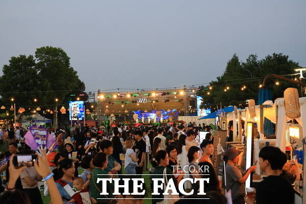 지난해 개최된 ‘2024 유성재즈&맥주페스타’에서 행사 참여자들이 맥주를 즐기기 위해 브루어리에서 줄을 서고 있다./대전 유성구