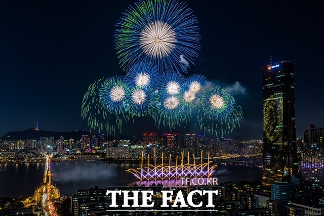 한화그룹이 2000년부터 사회공헌활동으로 진행해 온 서울세계불꽃축제가 올해는 9월 27일 여의도 한강공원에서 열린다. /한화