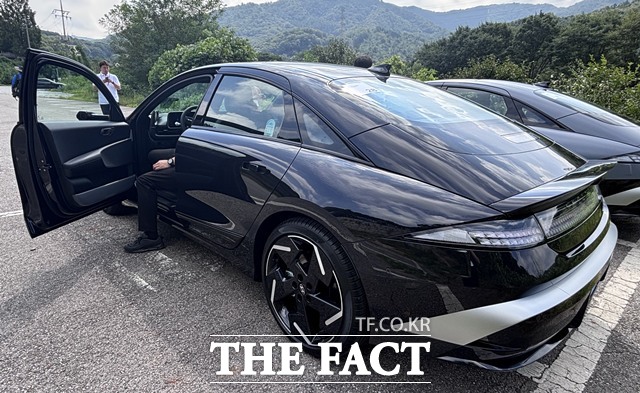 더 뉴 아이오닉6 운전석 도어가 열린 상태. 도어 패널은 손잡이 외에 버튼을 최소화해 단순하면서도 깔끔한 구성을 보여준다. 연장된 덕테일 스포일러와 픽셀 스타일 리어램프, 블랙 휠이 어우러져 후면부의 정제된 이미지를 강조한다. /황지향 기자