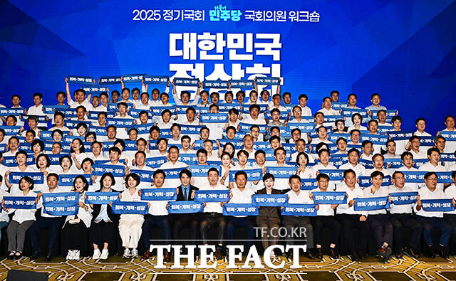 단체사진 촬영하는 정청래 대표와 김병기 원내대표를 비롯한 더불어민주당 의원들.