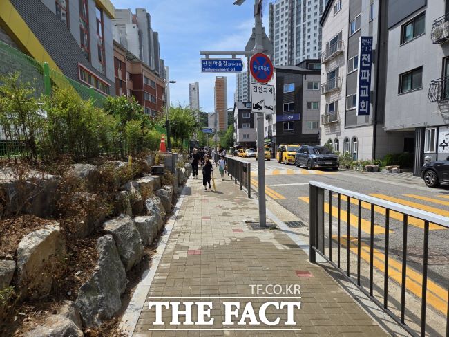 새로 확장·정비한 시흥 산현초등학교 통학로 모습./시흥시