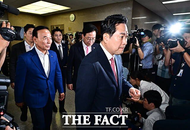 장동혁 국민의힘 대표(오른쪽)와 송언석 원내대표(왼쪽 네번째), 박덕흠 의원(왼쪽 두번째)이 28일 오전 서울 여의도 국회에서 열린 중진의원 회의에 참석하고 있다. /국회=배정한 기자