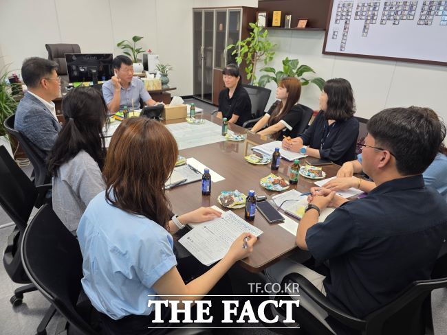 남양주시의 10자녀 다둥이 가정 지원 사례 회의 모습. /남양주시