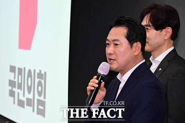 장동혁 국민의힘 대표가 28일 오후 인천 중구 인천국제공항공사 항공교육원에서 정치 현안에 대한 기자회견을 갖고 있다. /영종도=남윤호 기자