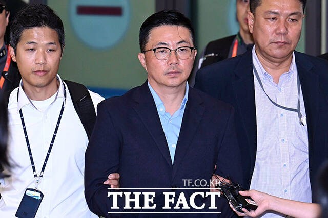 김건희 여사의 집사로 알려진 김예성 씨가 지난 12일 베트남에서 입국 후 인천공항에서 체포돼 압송되고 있다. 2025.08.12.