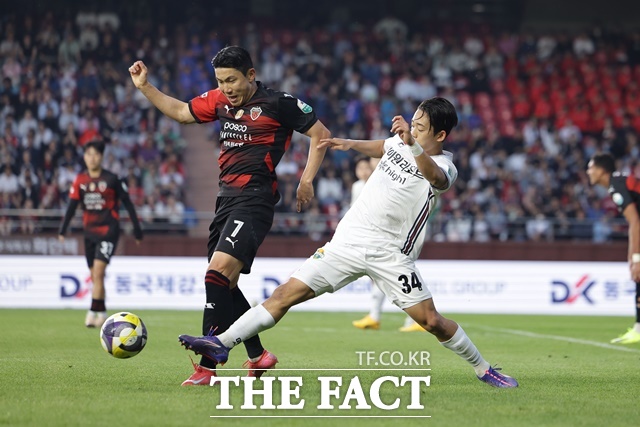 박태하 감독이 이끄는 포항은 선두 전북현대를 잡은 여세를 타고 올 시즌 첫 5연승을 노리고 있다. 사진은 올 시즌 포항-강원전./K리그