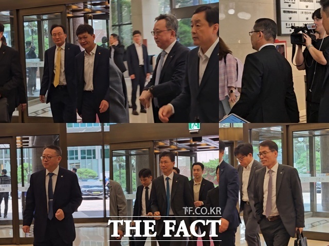 이찬진 금융감독원장과의 간담회를 위해 은행장들이 28일 오후 서울 중구 은행연합회로 들어오고 있다. (왼쪽부터 차례대로) 이환주 국민은행장, 정상혁 신한은행장, 이호성 하나은행장, 정진완 우리은행장, 강태영 농협은행장, 김성태 기업은행장. /이선영 기자