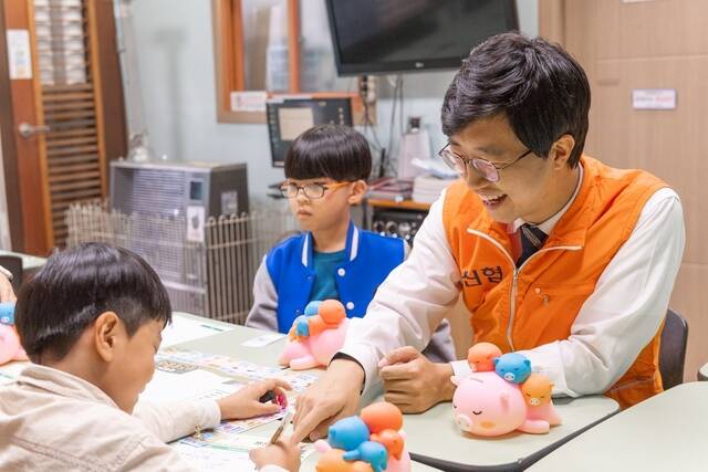 봉사에 참여한 신협 직원이 어부바 멘토링을 진행하고 있다. /신협중앙회