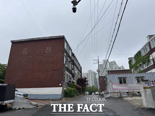 주택도시보증공사에 이어 한국주택금융공사(HF)까지 전세대출 보증 한도를 공시가격의 126% 이내로 변경하면서 수도권 빌라 10곳 중 3곳은 신규 임차인의 전세대출이 불가능해질 거라는 전망이 나왔다. /황준익 기자