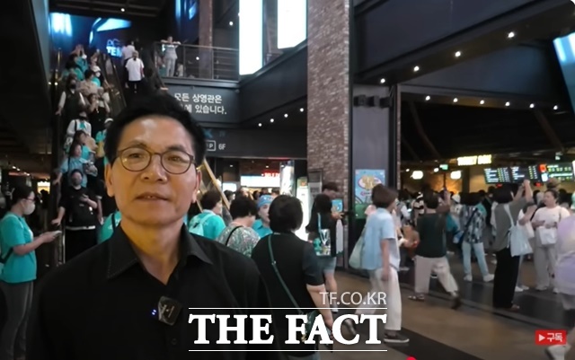 임영웅의 두번째 정규 앨범 청음회는 28일 전국 50여개 CGV극장에서 동시에 진행된다. 사진은 지난해 공연실황 영화 아임 히어러 더 스타디움 개봉 첫날 용산 CGV. /강일홍 기자