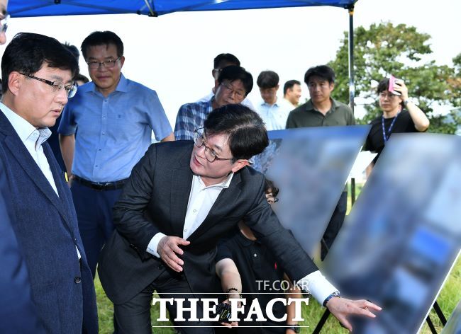김병수 김포시장이 28일 김성환 환경부 장관에게 김포 환경재생혁신복합단지 조성 계획을 설명하고 있다./김포시