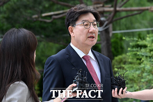 김건희 여사 연루 의혹을 수사하는 민중기 특별검사팀이 권성동 국민의힘 의원의 신병 확보에 들어갔다. 권성동 국민의힘 의원이 27일 오전 서울 종로구 KT광화문빌딩 웨스트에 마련된 민중기 특검 사무실에 출석하고 있다. /서예원 기자