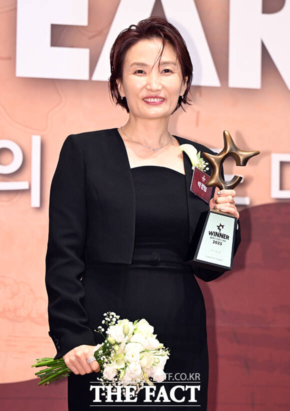 방송인 박경림이 28일 서울 중구 장충동 신라호텔에서 열린 2025 올해의 브랜드 대상에서 MC 부문 수상자로 참석해 포즈를 취하고 있다. /이새롬 기자