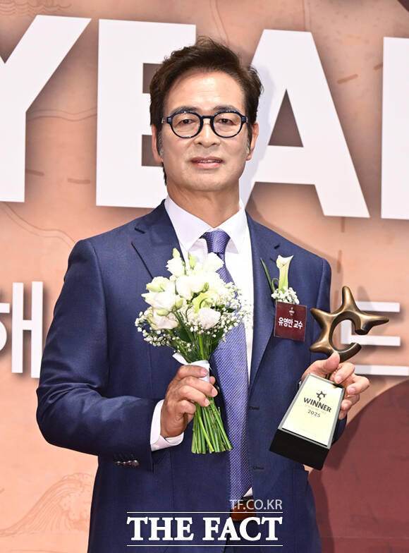유영만 한양대 교수가 28일 서울 중구 장충동 신라호텔에서 열린 2025 올해의 브랜드 대상에서 올해의 인물 부문 수상자로 참석해 포즈를 취하고 있다. /이새롬 기자
