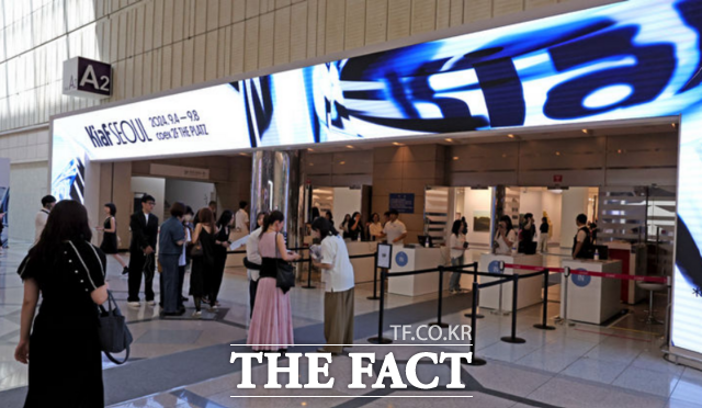 백화점, 호텔 등 유통업계가 내달 초 아트페어 주간을 앞두고 예술 마케팅에 박차를 가하고 있다. 사진은 지난해 9월 4일 서울 강남구 코엑스 키아프 서울 전시장으로 들어서는 관람객 모습 /뉴시스