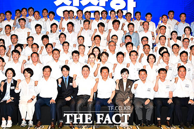 정청래 대표와 김병기 원내대표를 비롯한 더불어민주당 의원들이 28일 오후 인천 중구 파라다이스시티 컨벤션센터 그랜드볼룸에서 열린 더불어민주당 2025년 정기국회 대비 국회의원 워크숍에 참석해 단체사진 촬영을 하고 있다. /인천=배정한 기자