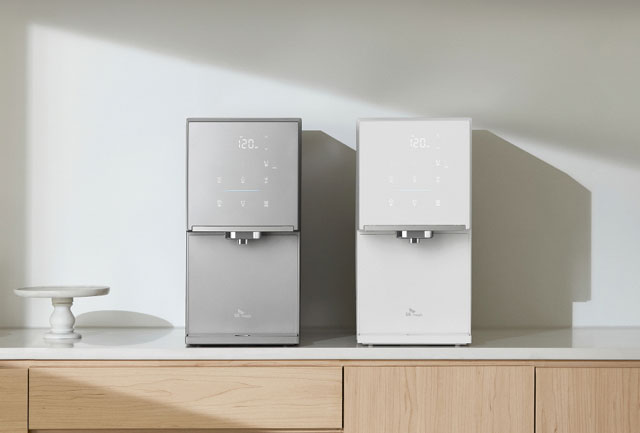 원코크 얼음물 정수기는 터치 한 번으로 얼음과 물이 동시 출수하는 신개념 얼음 정수기로 SK매직이 국내 최초로 선보인 얼음 정수기다. /SK매직