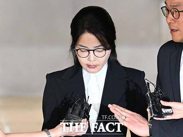 김건희 여사가 28일 구속 후 다섯번째로 받는 김건희 여사 연루 의혹을 수사하는 민중기 특별검사팀의 조사에 출석한지 7시간30분만에 귀가했다. /박헌우 기자