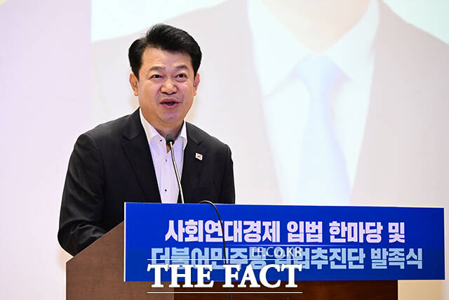 복기왕 더불어민주당 사회적경제위원회 위원장이 인사말을 하고 있다.