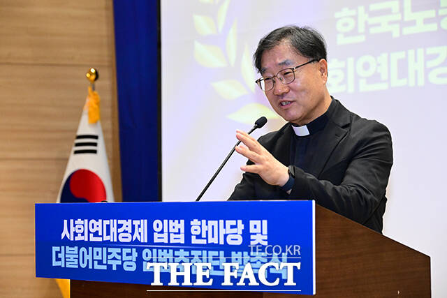 송경용 사회연대경제전국회의 고문이 축사하고 있다.