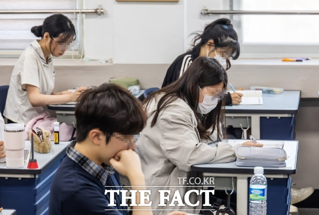 대학수학능력시험 6월 모의평가 시행일인 4일 오전 서울 금천구 금천고등학교에서 학생들이 시험 준비를 하고 있다. /더팩트 DB