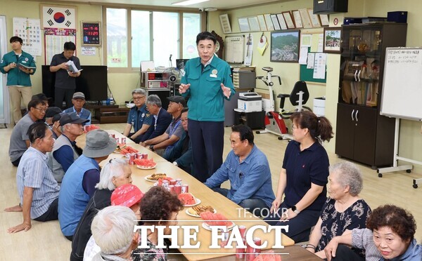 이응우 계룡시장이 폭염 피해에 대비한 무더위쉼터를 방문해 주민들과 대화하고 있다./계룡시