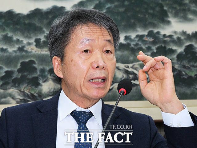 김용원 국가인권위원회 상임위원이 1월 17일 오후 서울 여의도 국회에서 열린 운영위원회 전체회의에 참석해 야당 의원들과 설전을 벌이고 있다. /국회=배정한 기자